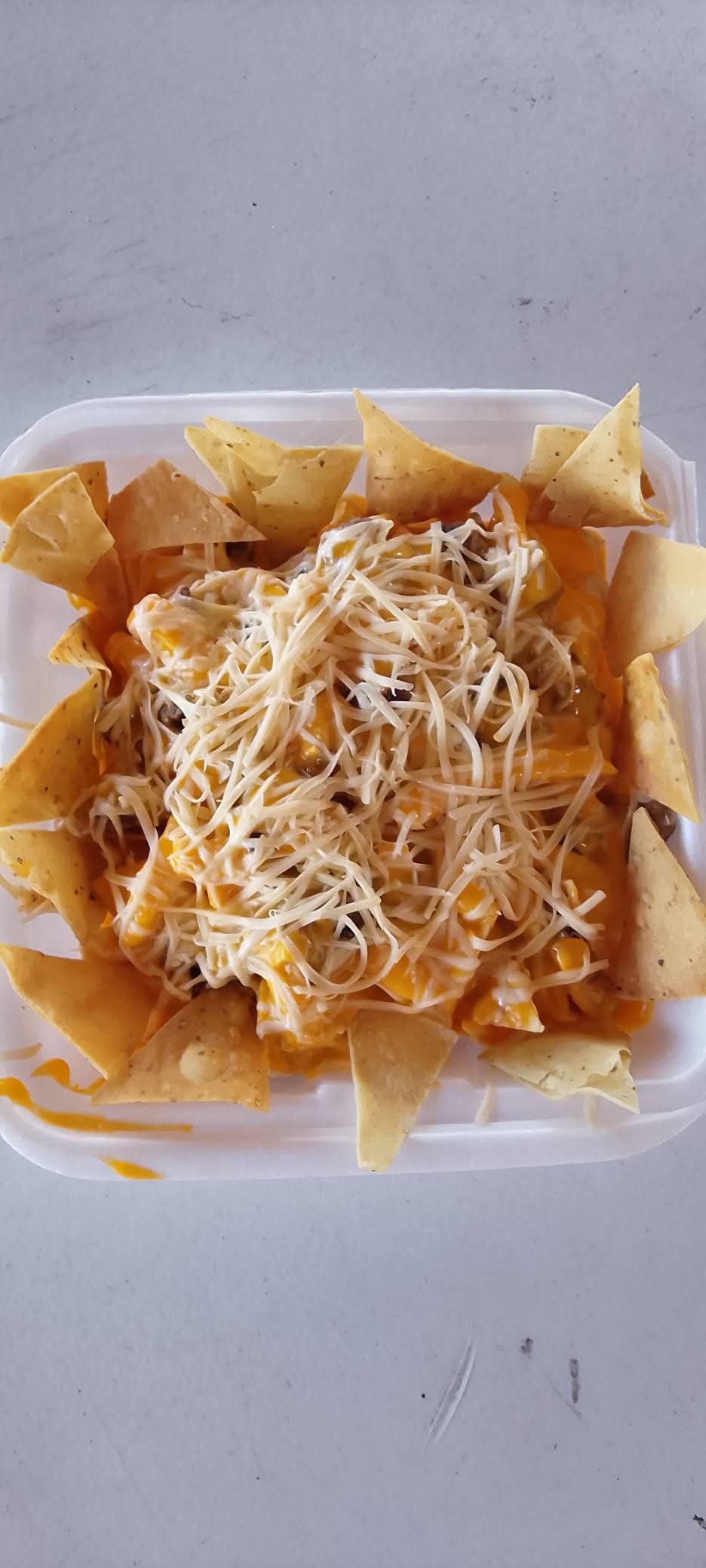 Papas fritas con carne y queso