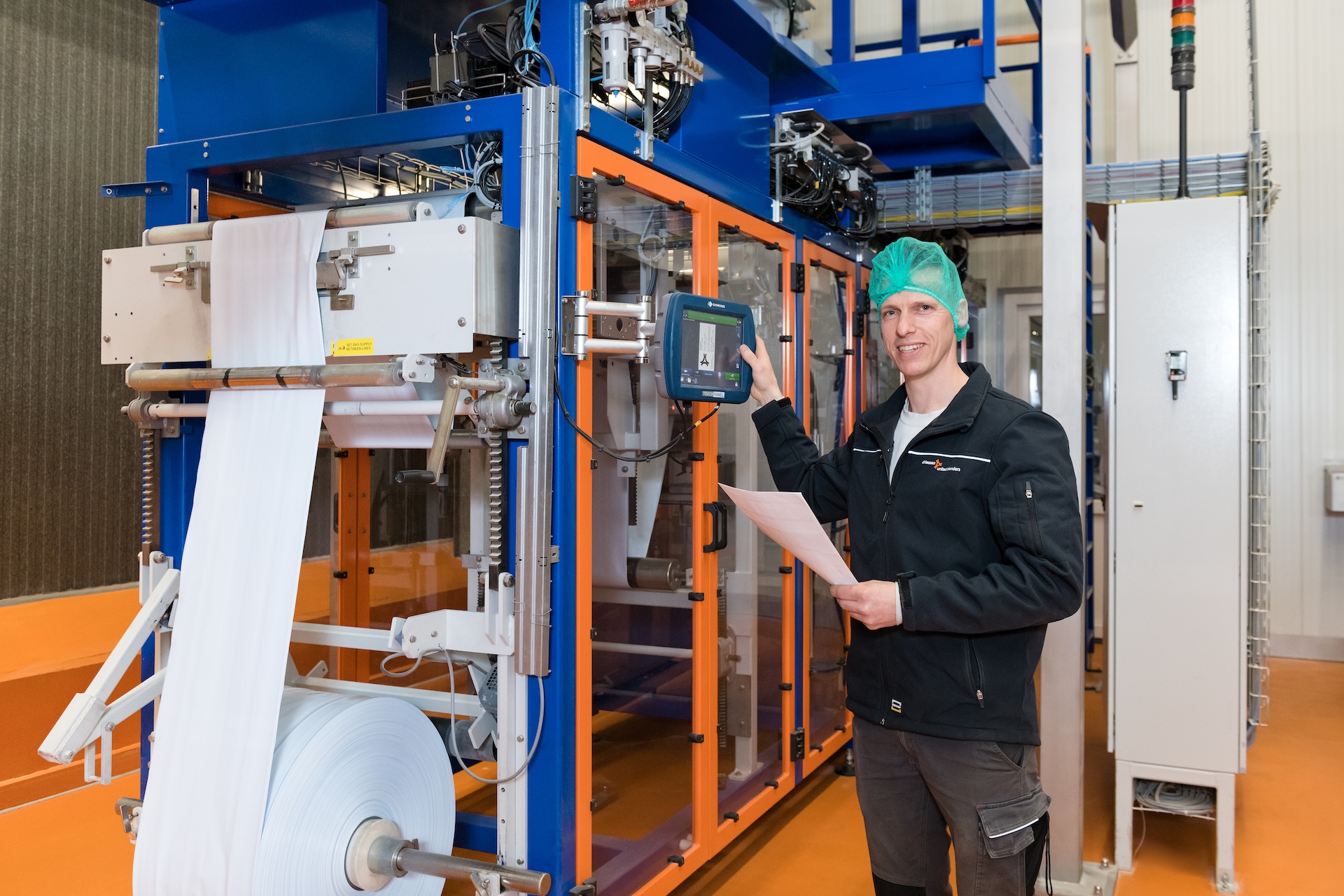 Vier collega’s overleggen aan tafel in kantine.