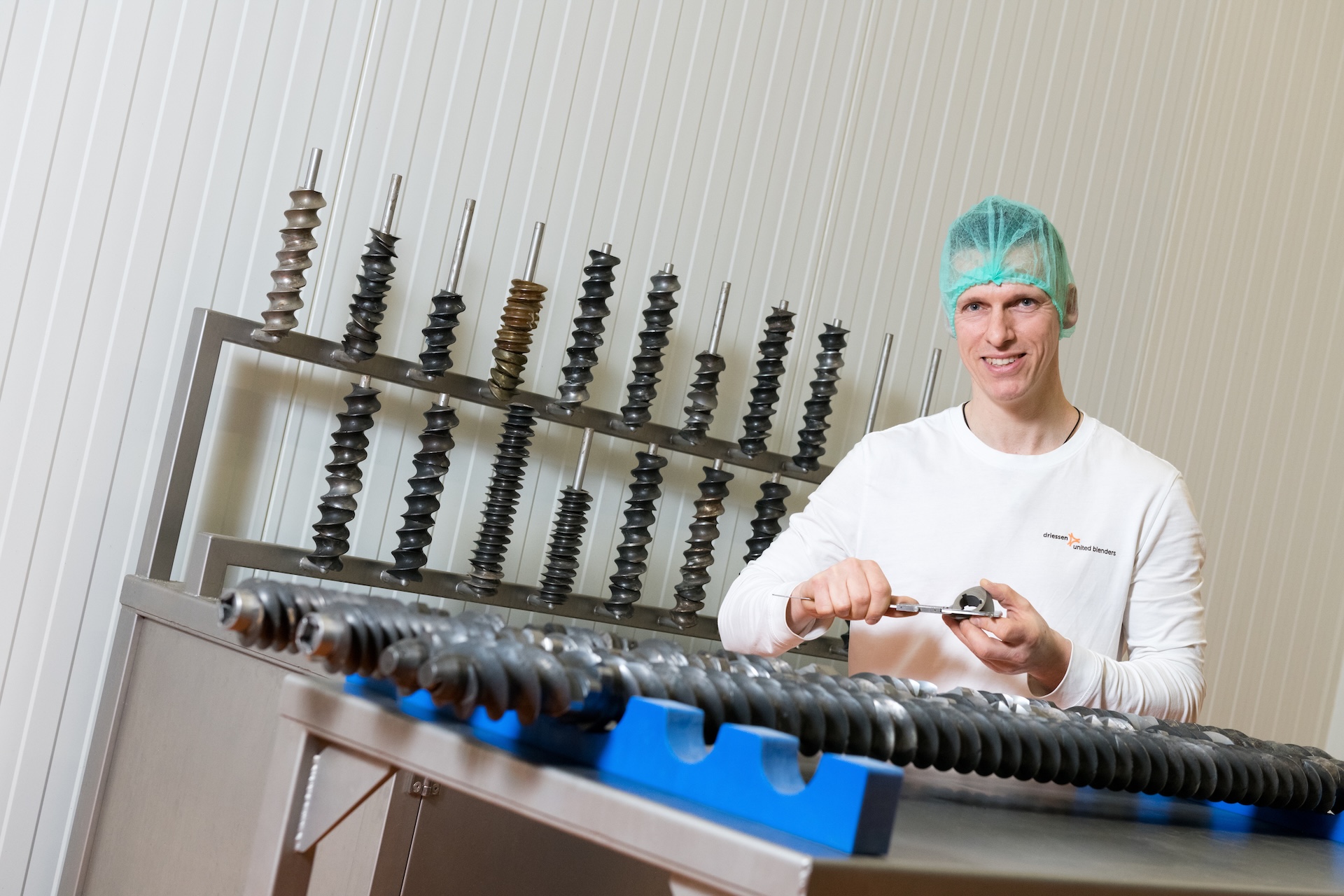 Extrusie operator bezig met het sorteren van machineonderdelen