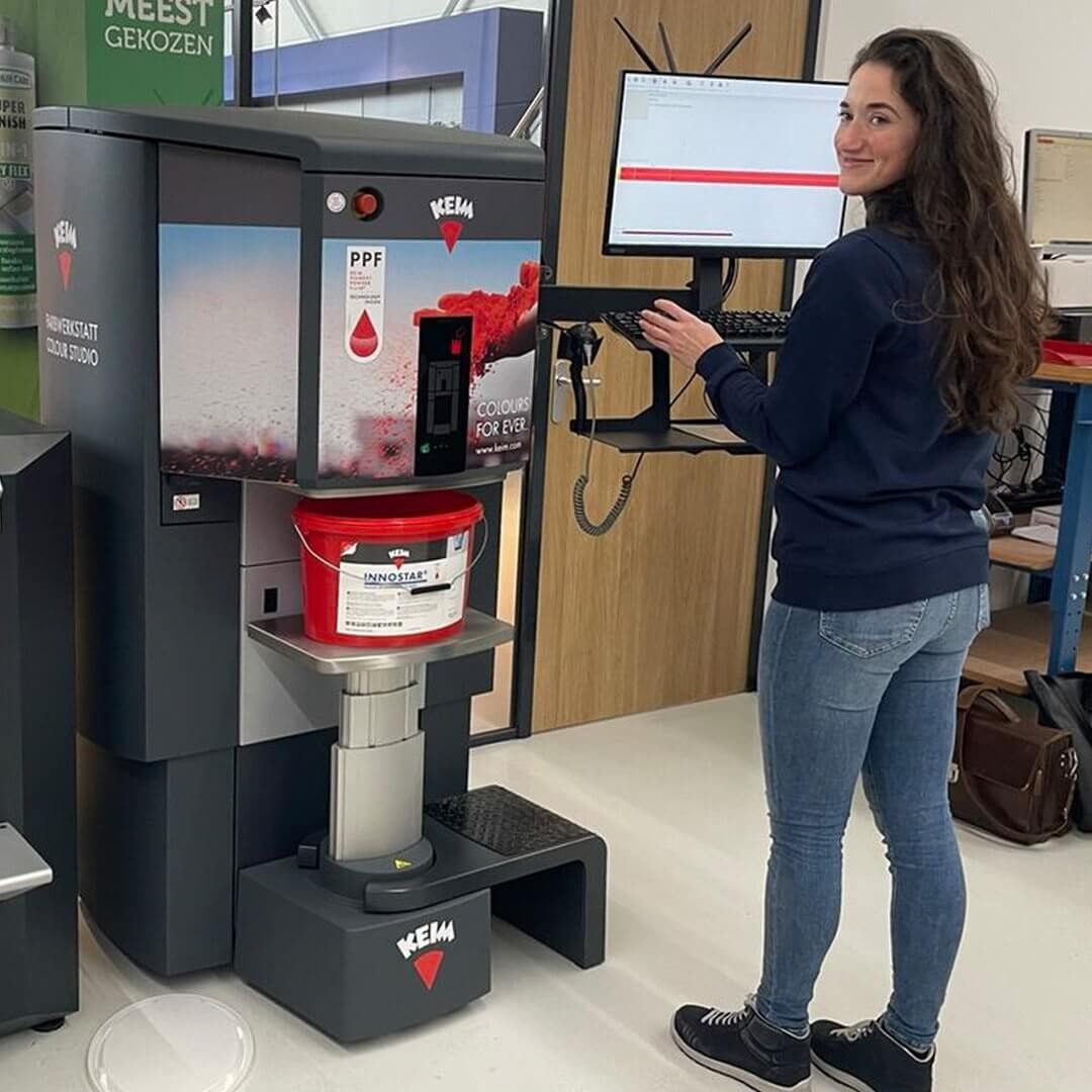 Een medewerker bedient de mengmachine