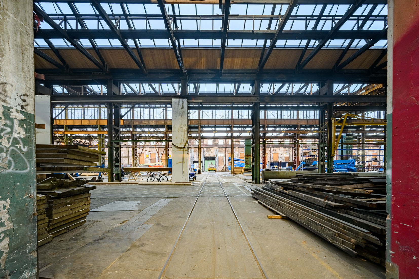 plant met kunstexpositie binnen de van gendt hallen