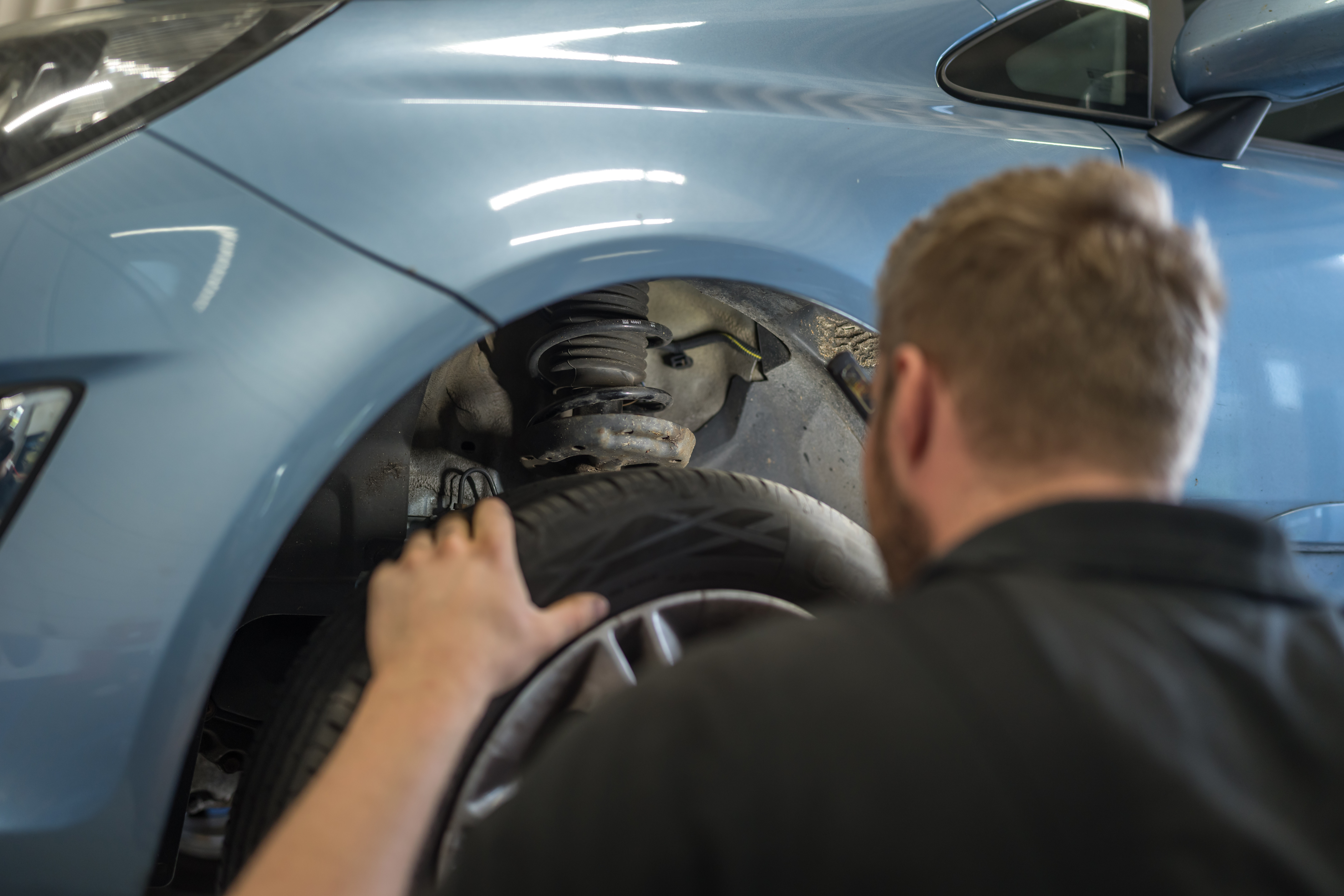 automonteur aan het werk