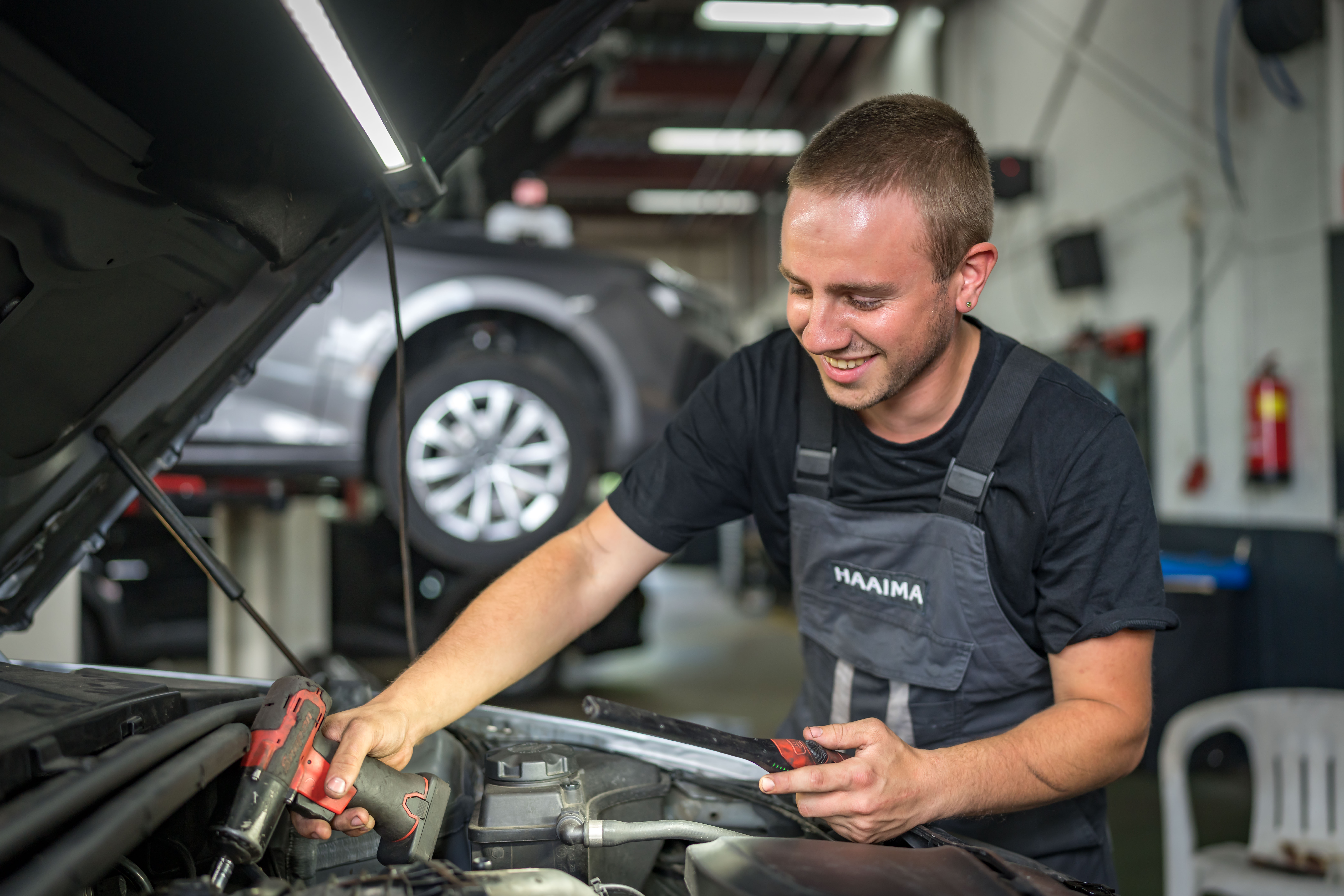 autotechnicus aan het werk