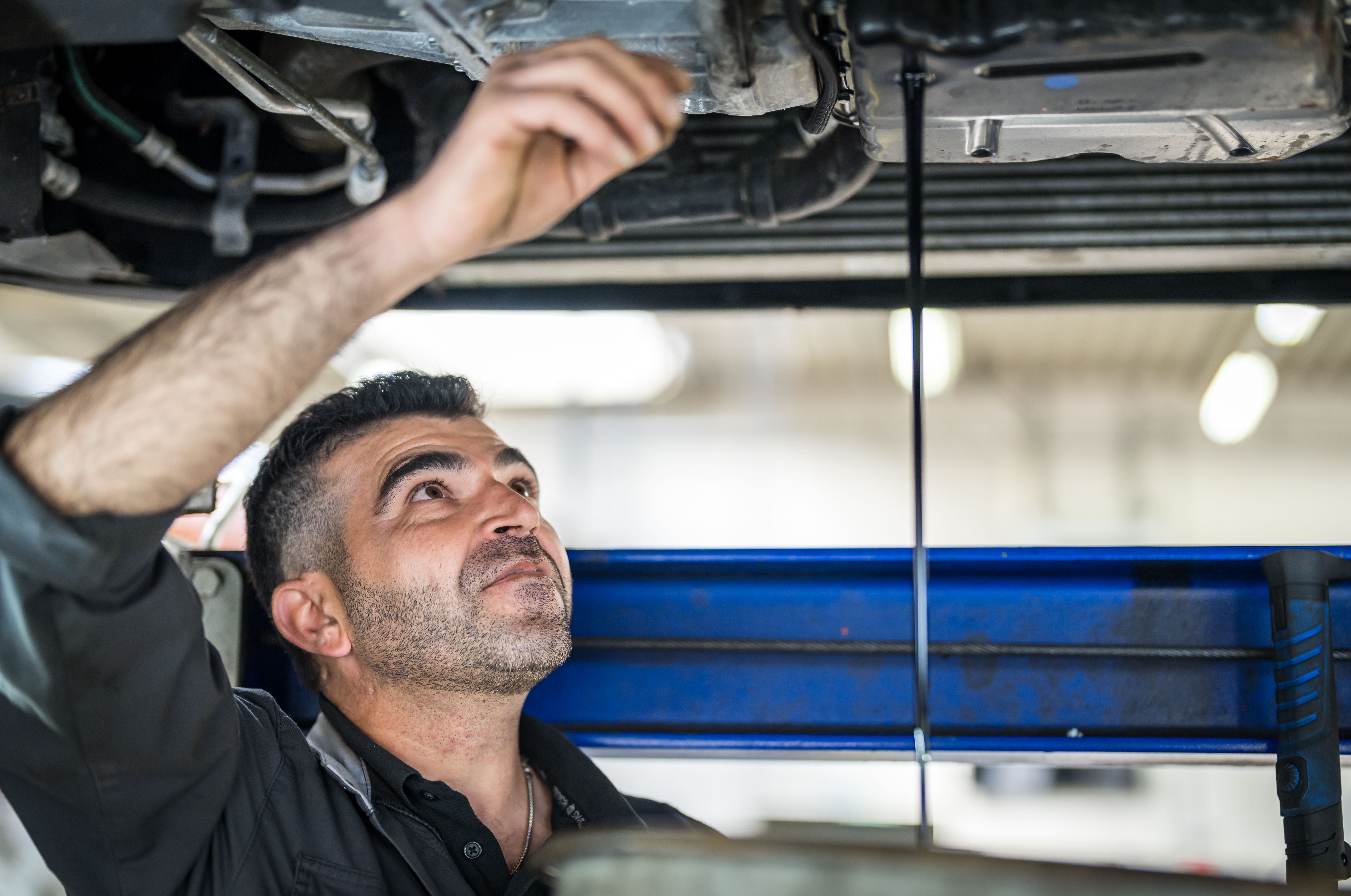 monteur bezig met olie verversen