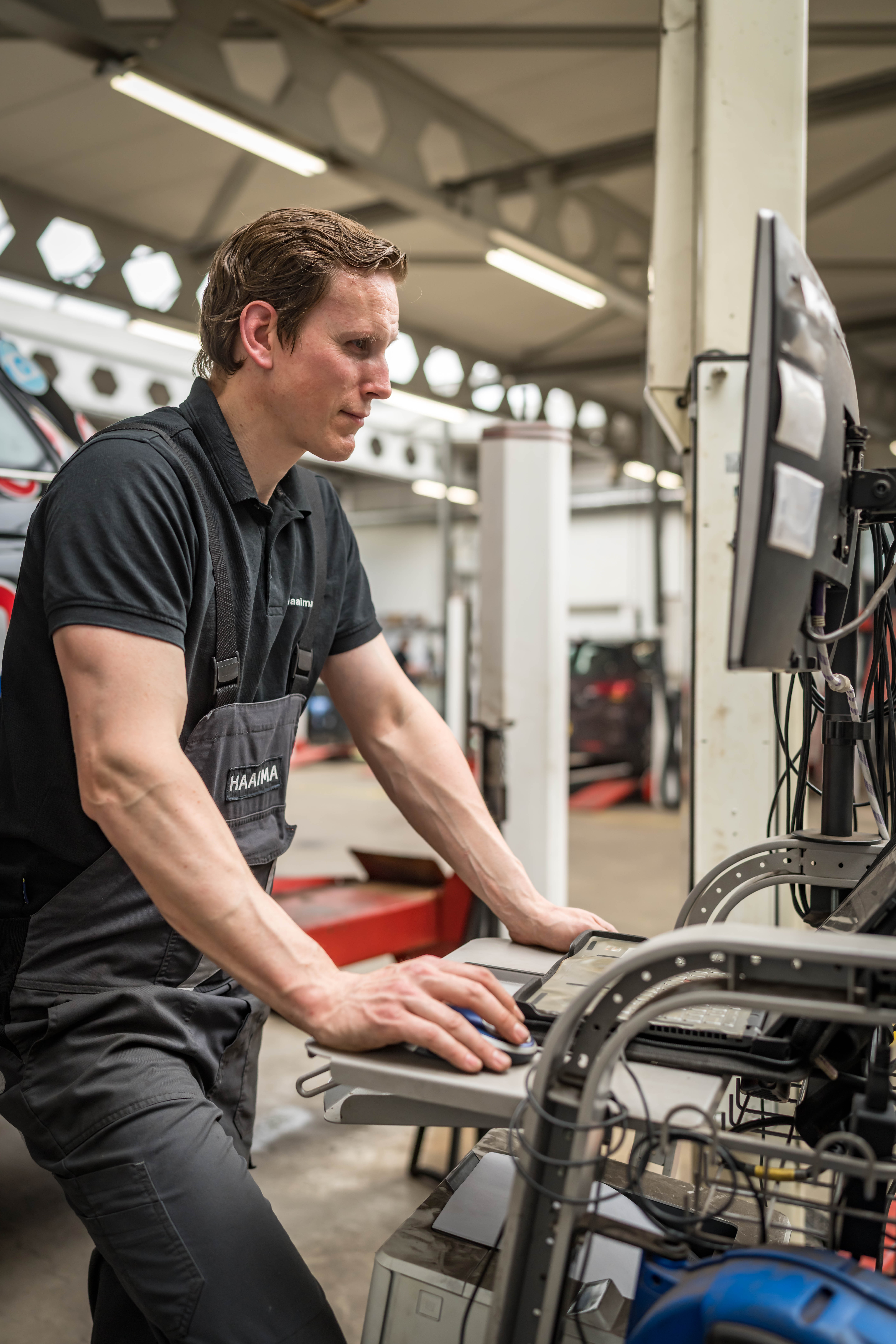 monteur achter computer