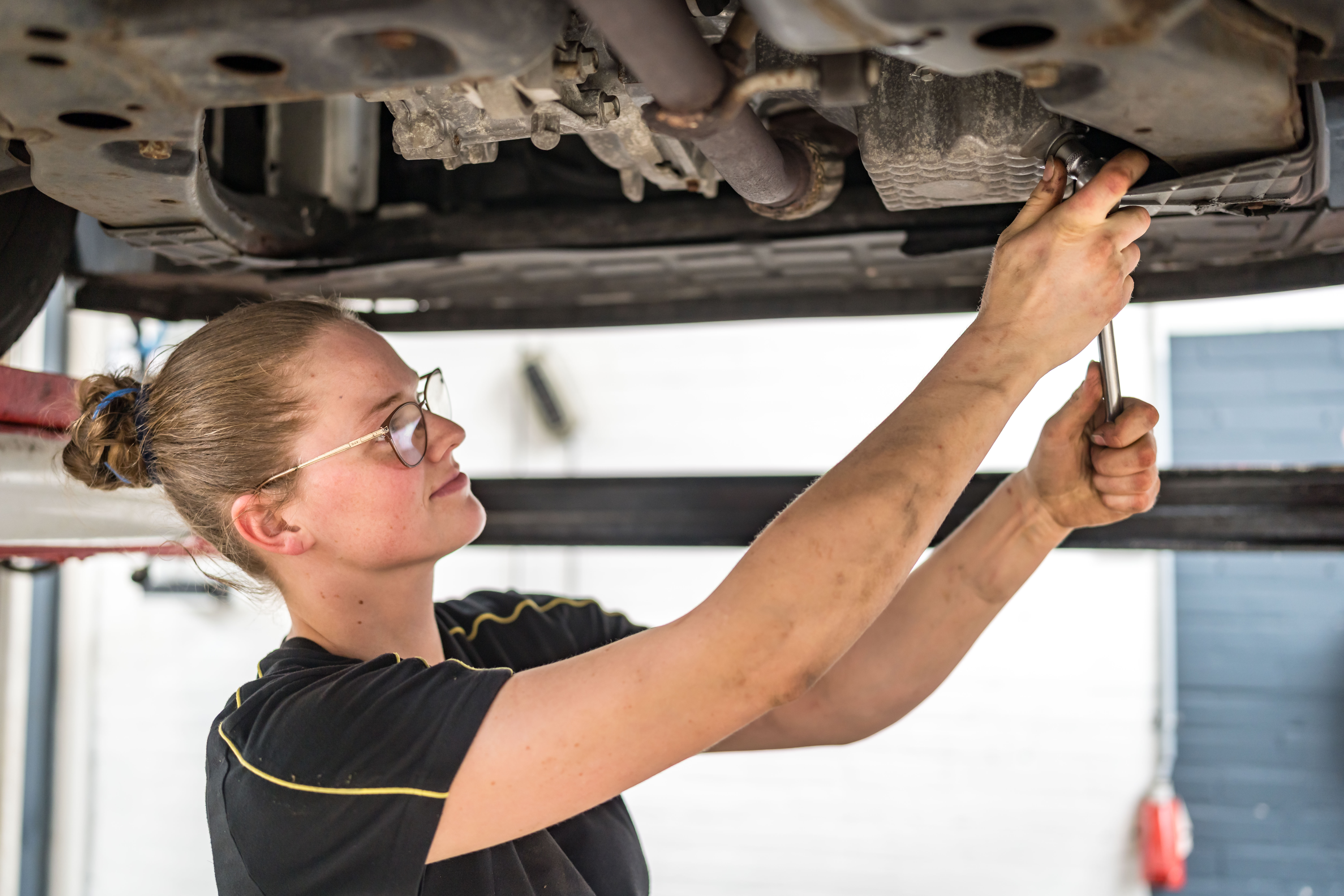 monteur bezig met kwaliteitscheck