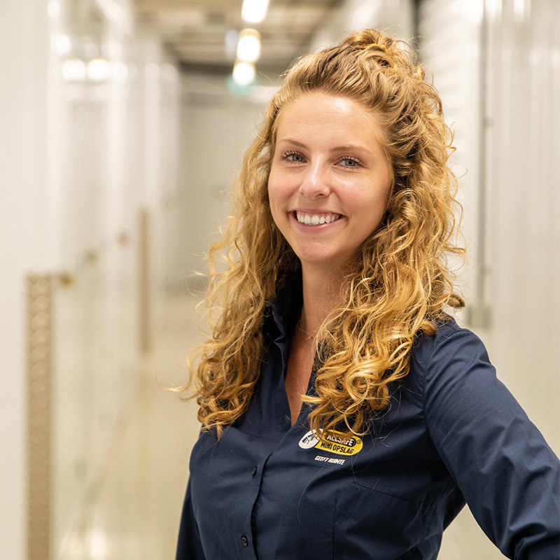 jonna van hoof poserend voor opslagruimtes