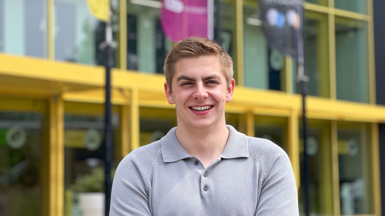 kristoff de nijs business analist vastgoed poserend voor vestiging