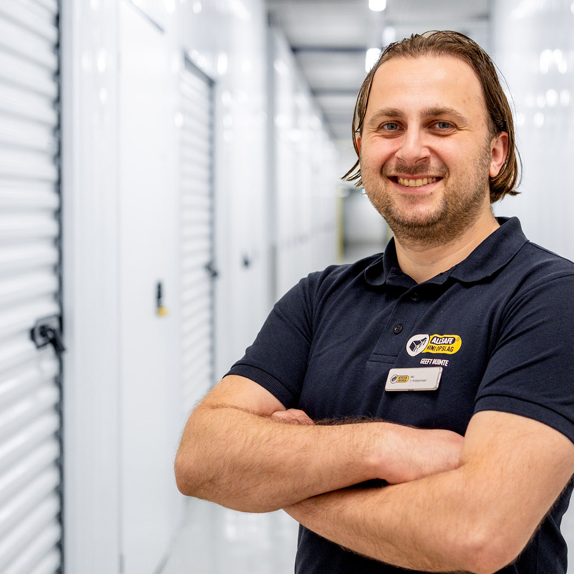 halil poserend als vestigingsmanager voor opslagboxen