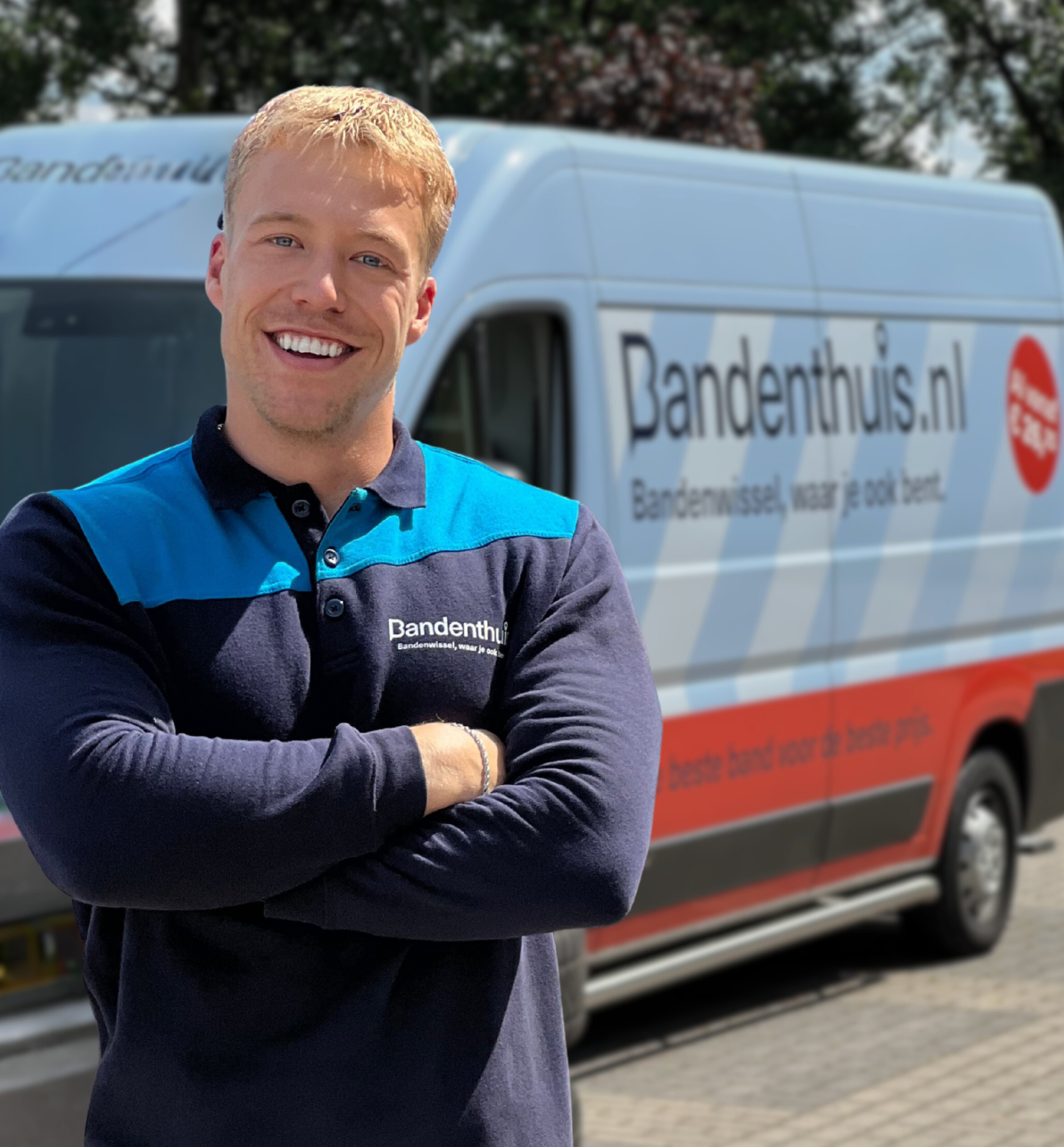 assistent vestigingsmanager poserend voor mini opslag