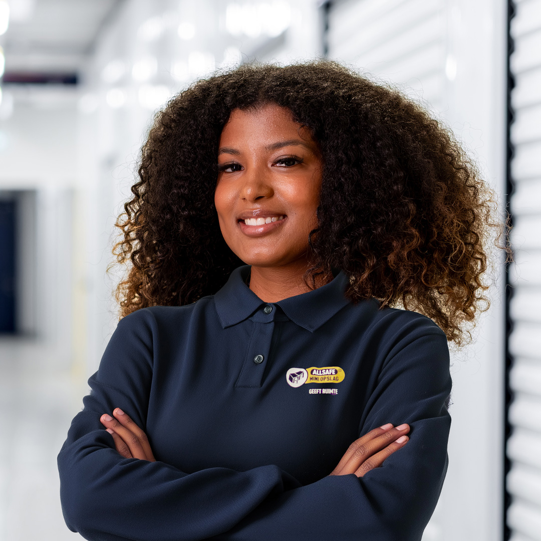 assistent vestigingsmanager poserend voor mini opslag