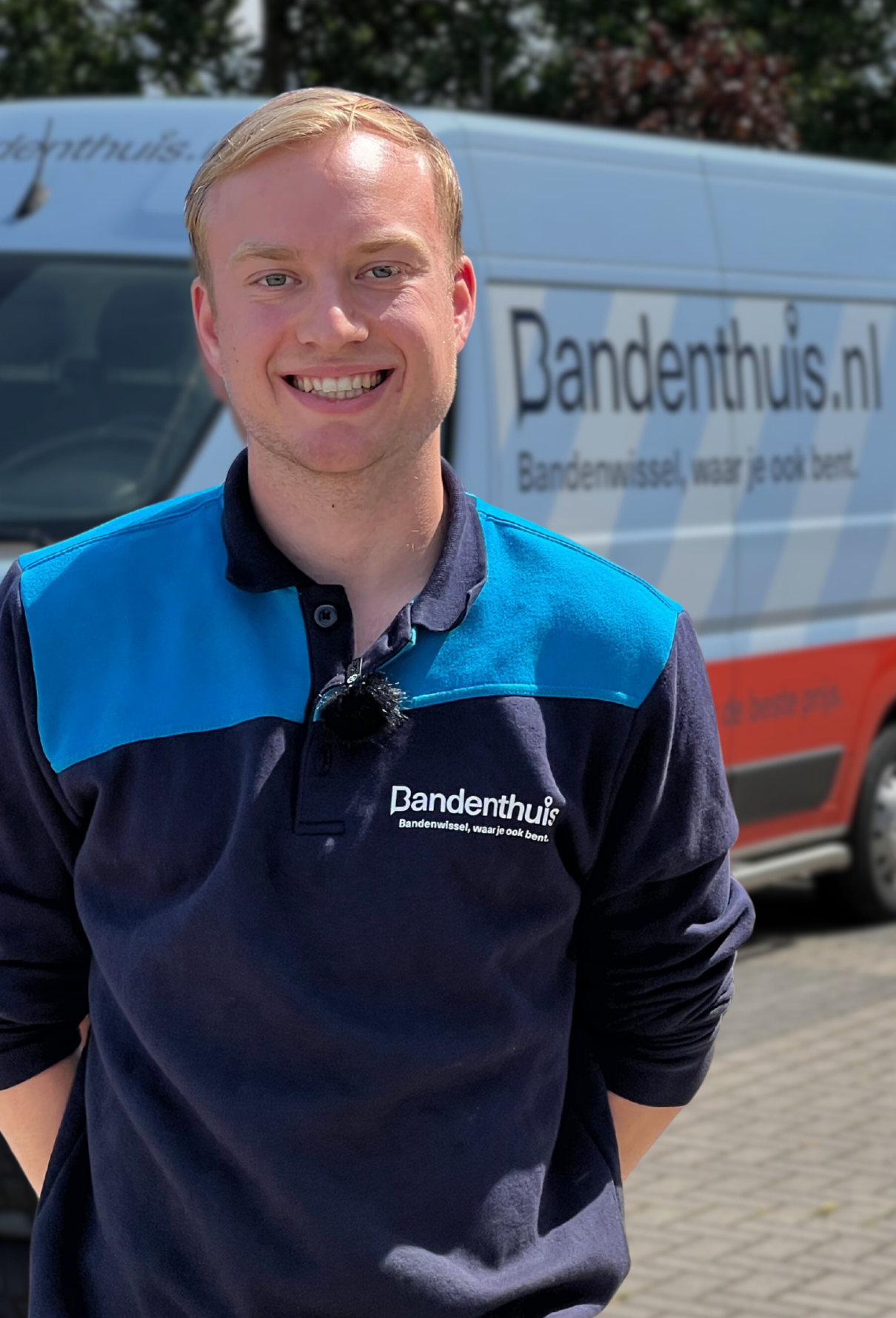 assistent vestigingsmanager poserend voor mini opslag