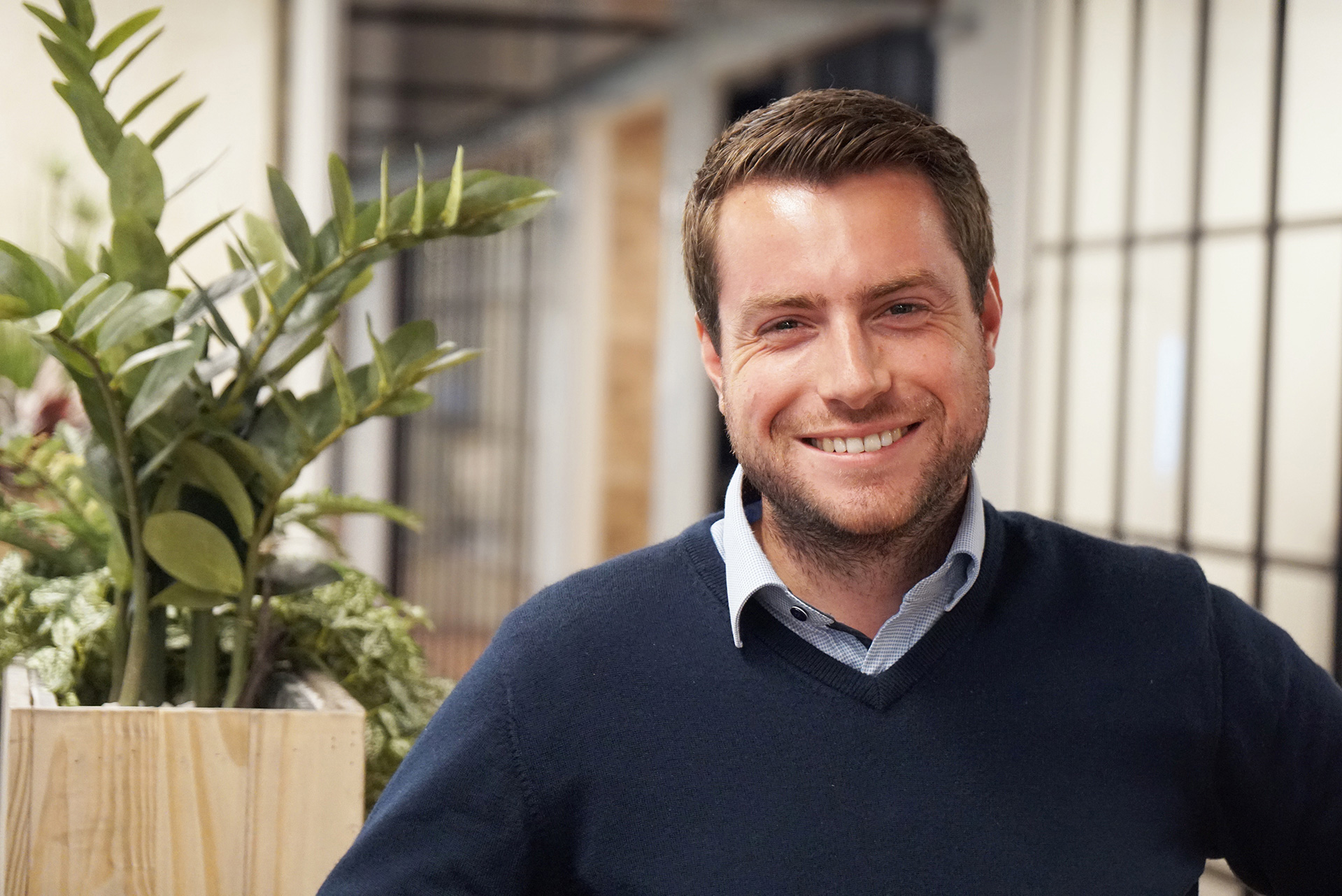 assistent vestigingsmanager poserend voor mini opslag