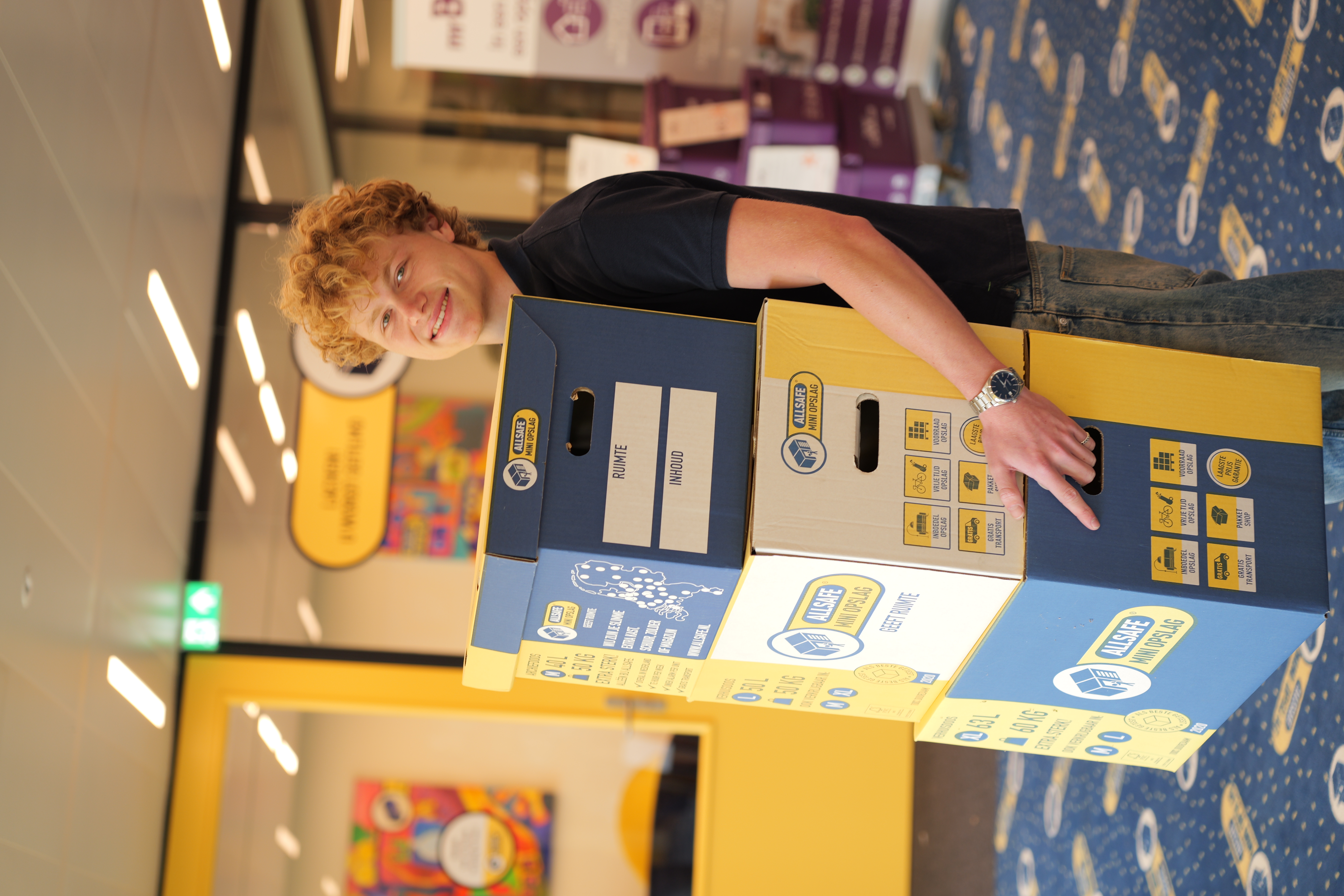 assistent vestigingsmanager poserend voor mini opslag