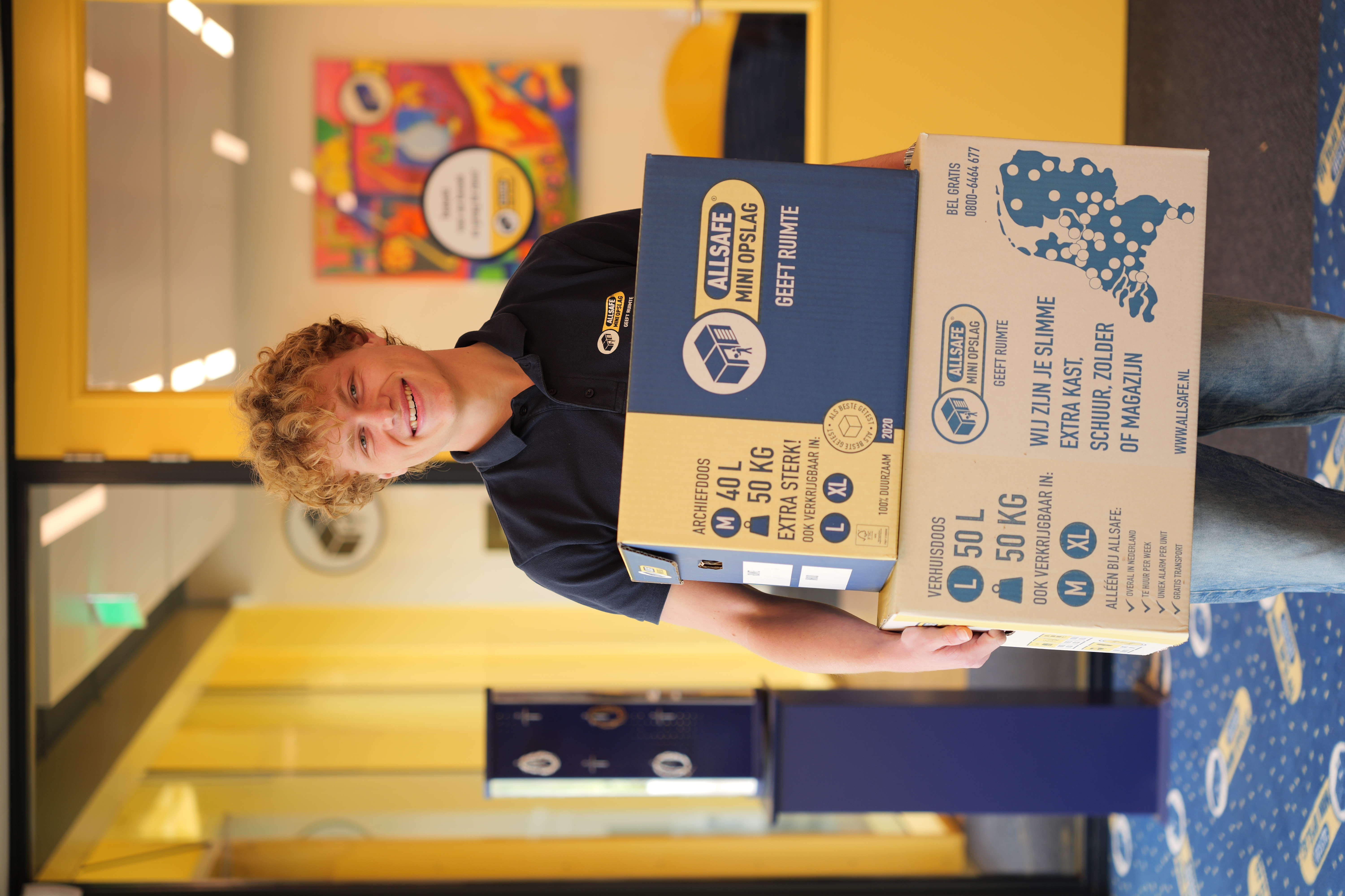 assistent vestigingsmanager poserend voor mini opslag