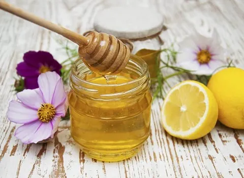 العسل في الامارات؛ منتج نشط مركباته معقدة نسبة السكر 80% honey