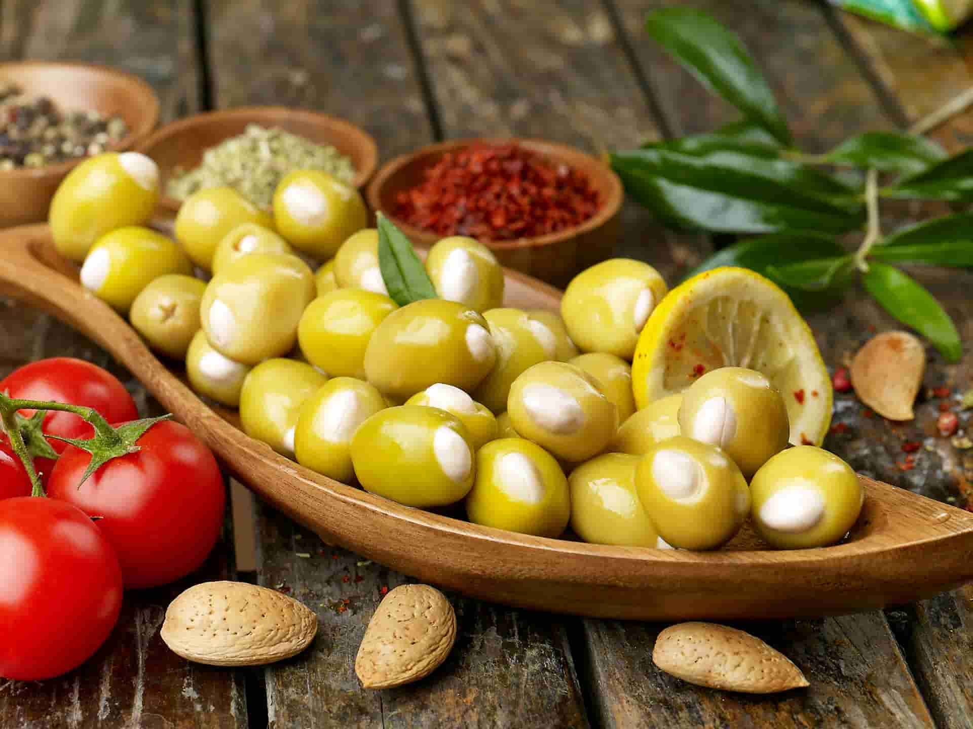 الزيتون في الاردن؛ شجرتها بطيئة النمو ذات عمر طويل 2 انواع اخضر اسود olive