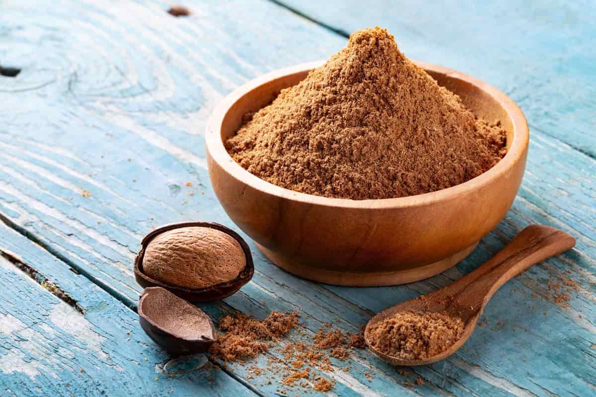 جوزة الطيب في الهند؛ فئة التوابل طبعه دافئ بيضوي الشكل Nutmeg