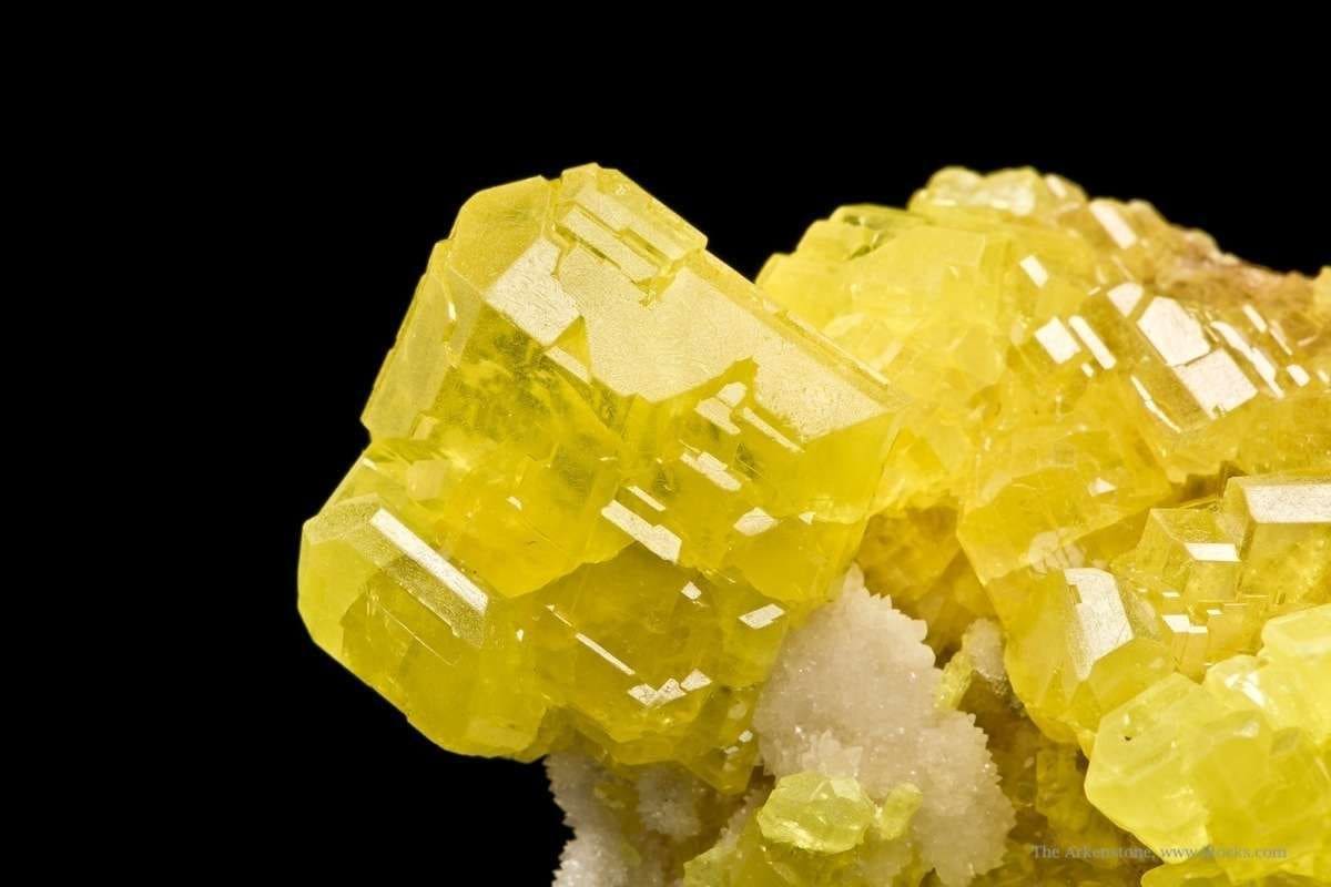 الكبريت الاصفر عالميا؛ مادة صلبة بلورية صفراء غامقة شبية التربة