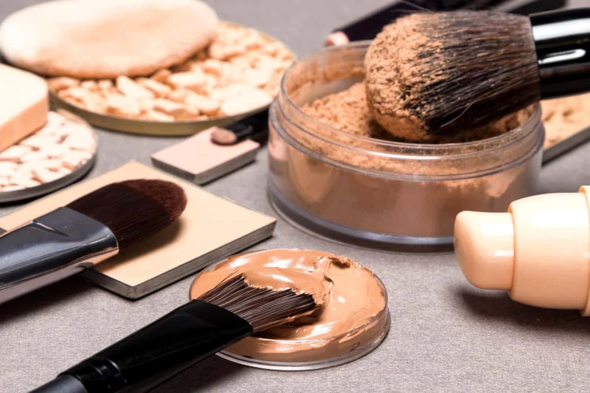 كونسيلر في السعودية؛ خفة الملمس إخفاء العيوب (البودرة السائلة الشبيهة بالكريمة الصلبة)