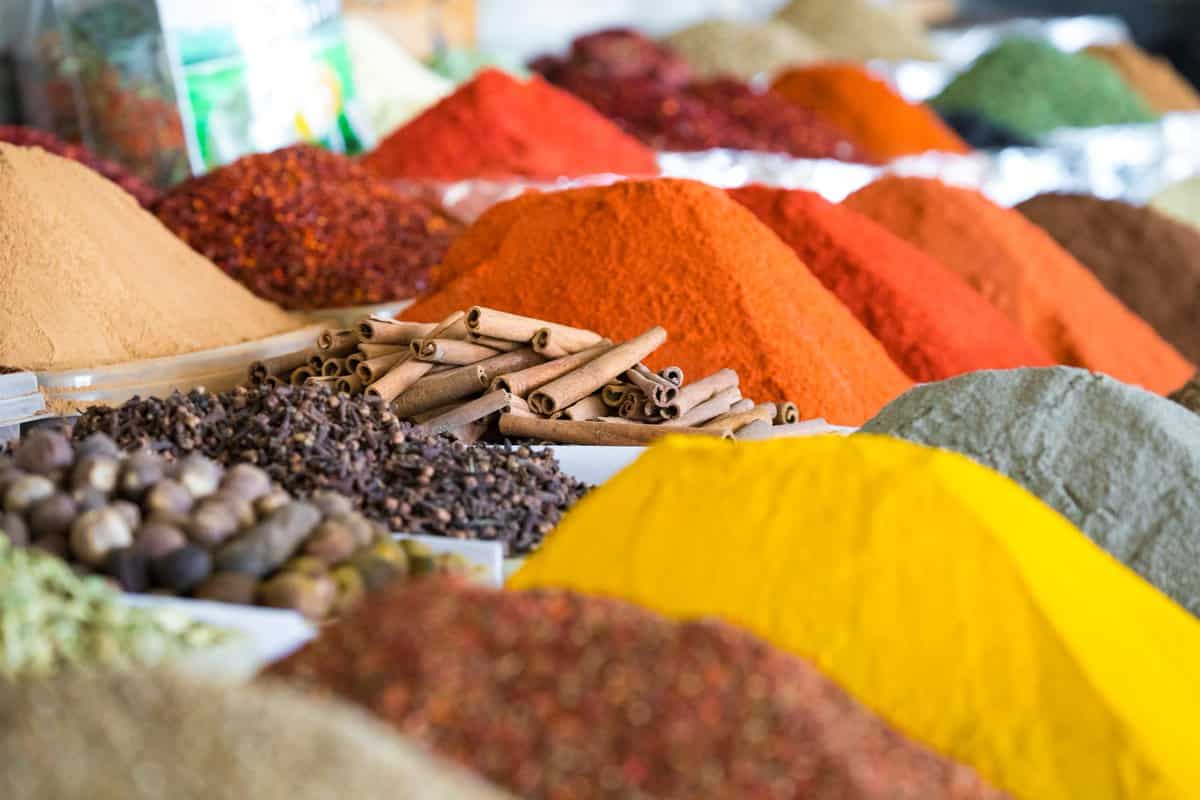 التوابل في الجزائر (البهارات) حار عطري تحضير الأطعمة الفلفل الزنجبيل الكركم