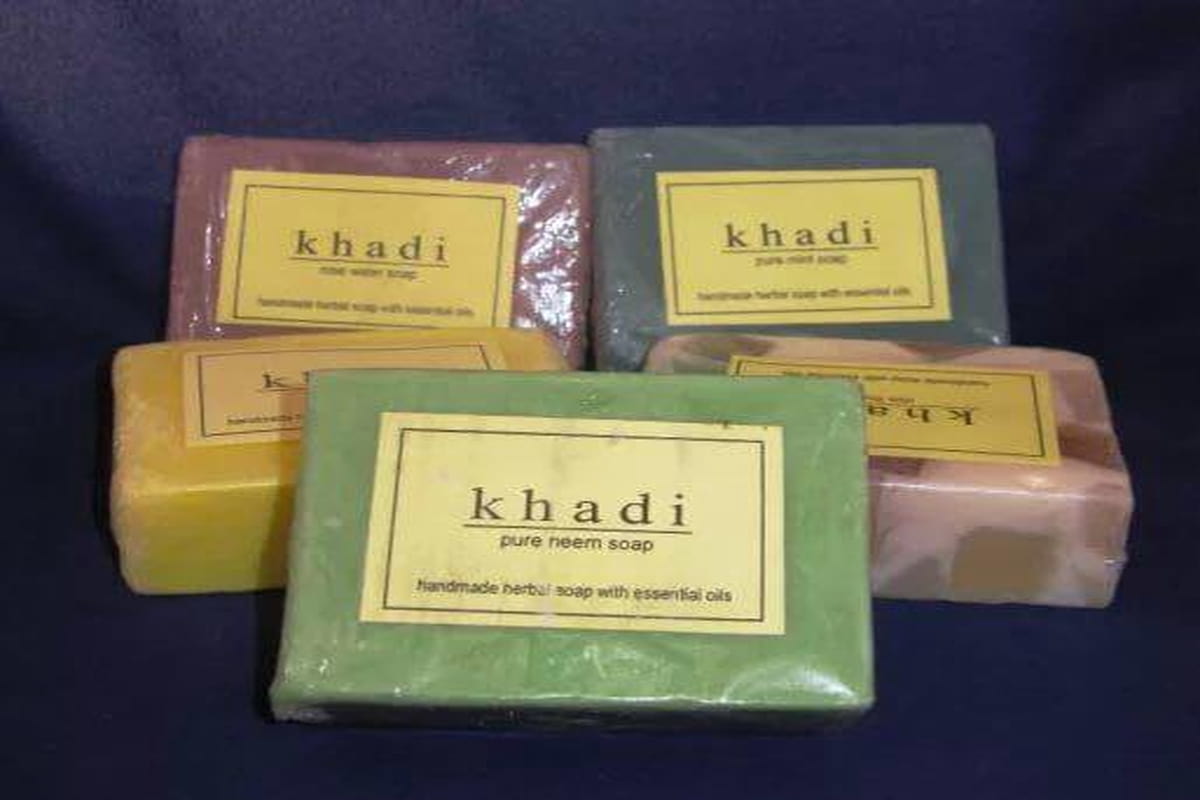 صابونة خادي سينامون؛ بني علاج حب الشباب مرتين يوميًا