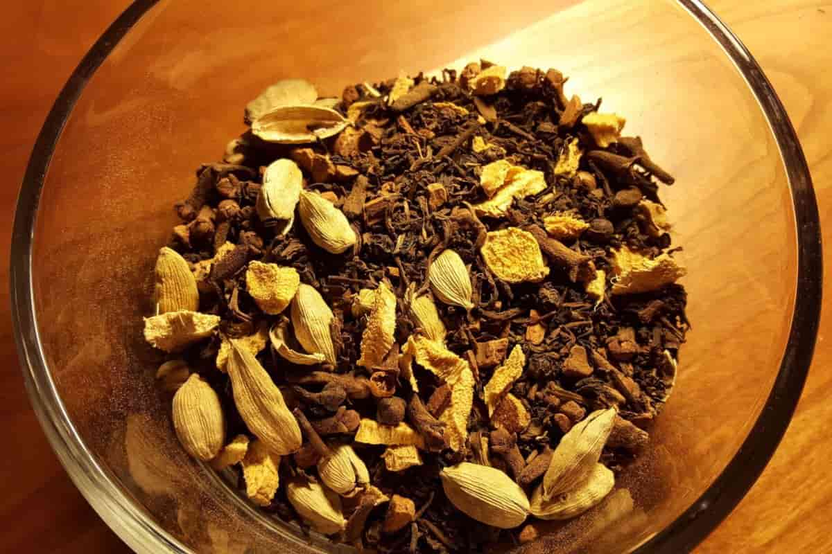 شاي سيلاني اسود معطر بالهيل؛ مشروب لذیذ ملون استخدام المقاهي