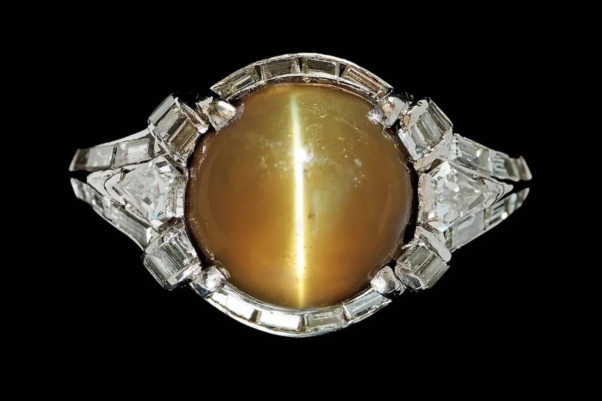 حجر عين الهر في تونس؛ الذهبي البني سطحه الزجاجي المجوهرات