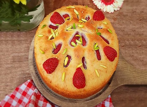 كيكة الفراولة الدبلوماسي؛ وجبة خفيفة مذاق حلو قطع فاكهة