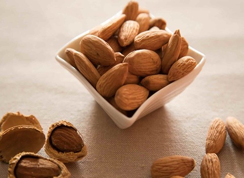 سعر و فوائد اللوز النيء