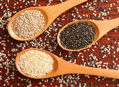 السمسم المحمص؛ صغير جدا مقرمش ذهبي اللون طعمه مر sesame