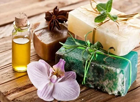 صابونة جلسرين للحواجب؛ وعاء زجاجي غطاء معدني وزنها 20 جراما