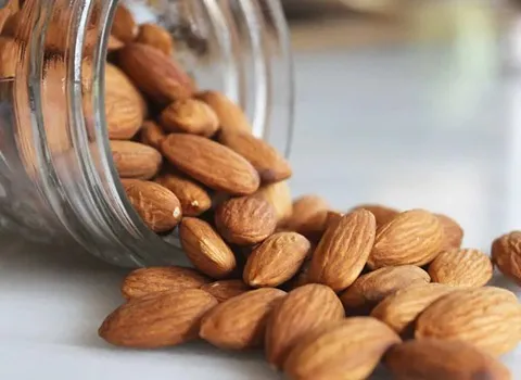 اللوز في دبي؛ حلو علاج الكوليسترول القشرة الورقية الحجرية البروتين المعادن