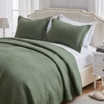 The price of bulk purchase of green bedspread king is cheap and reasonable