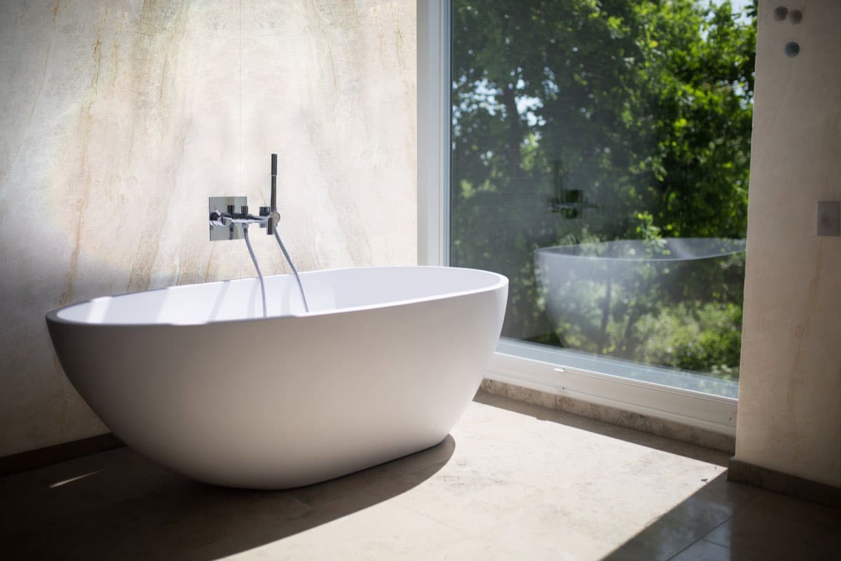 Ceramic Bathtub in Pakistan; Glossy Appearance 3 Shapes Triangular Freestanding Jacuzzi