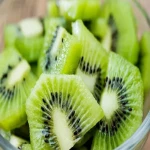 The price of bulk purchase of green kiwi fruit is cheap and reasonable