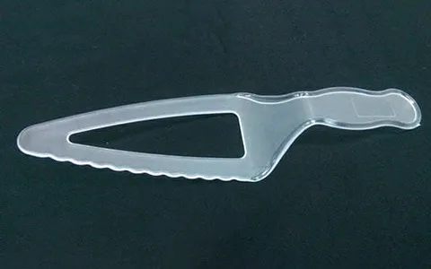 disposable cake knife with complete explanations and familiarization