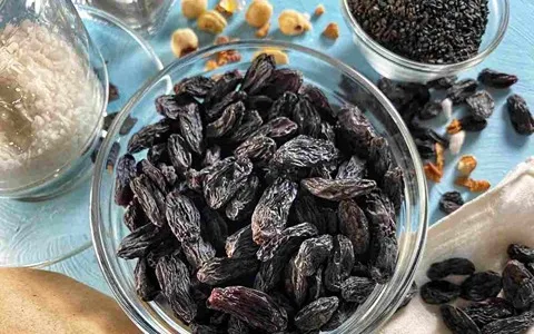 Black Raisins in Pakistan; Iron Vitamin C Potassium Source Control Cholesterol Blood Pressure