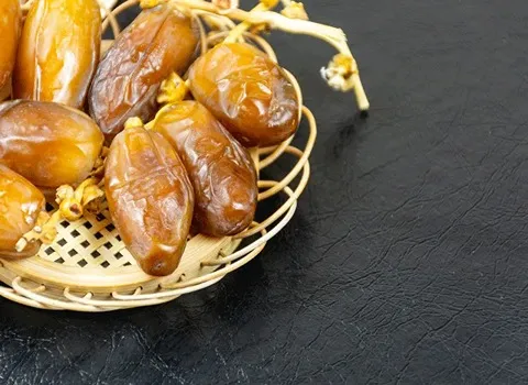 خرما رطب فامیلا؛ قهوه ای روشن شیرین نرم کربوهیدرات Protein