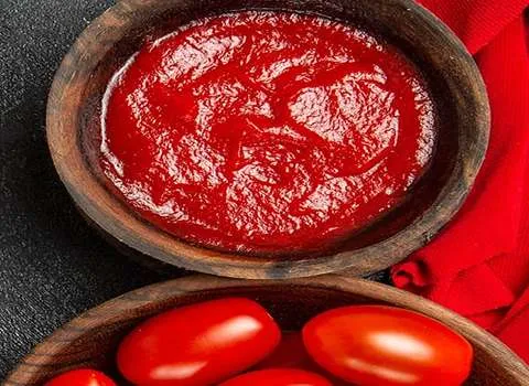 رب گوجه فرنگی ایرانی؛ رنگ قرمز بسته بندی شیشه ای وزن (700 800) گرمی