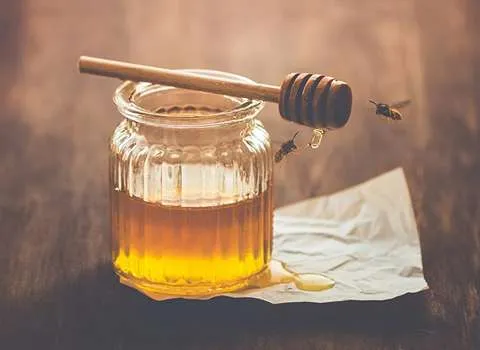 عسل چهل گیاه اردبیل؛ زرد قهوه ای حاوی آویشن بابونه رفع تب Honey