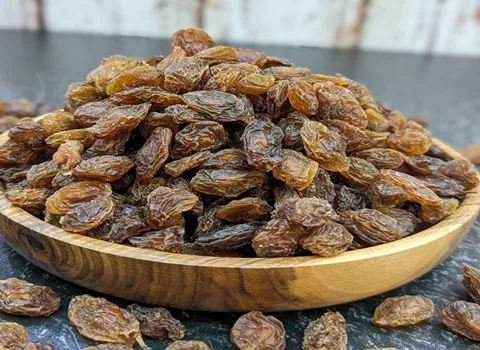 کشمش فله کاشمر؛ بافت نرم شیرینی فوق العاده طبع (گرم)