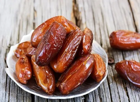 خرمای کبکاب پانی؛ قهوه ای تیره دارای فیبر پتاسیم بافت نیمه خشک