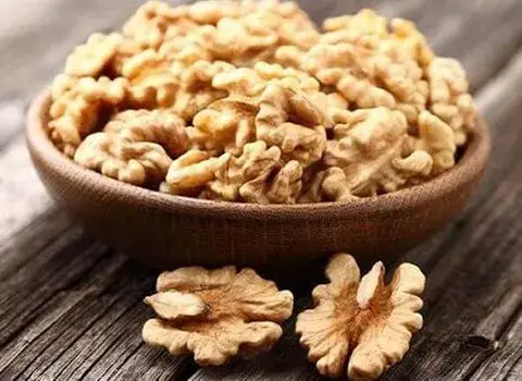 مغز گردو آجیل؛ آهن کلسیم ویتامین (B E) طراوت پوست