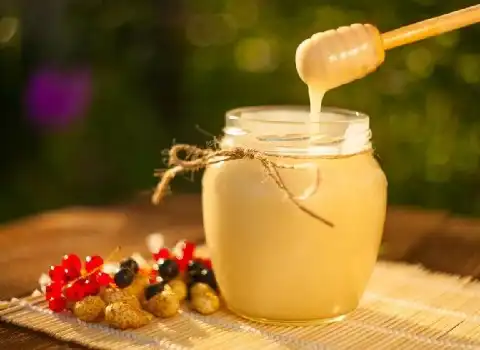 عسل سفید اقاقیا honey طبع گرم مناسب بیماران دیابتی