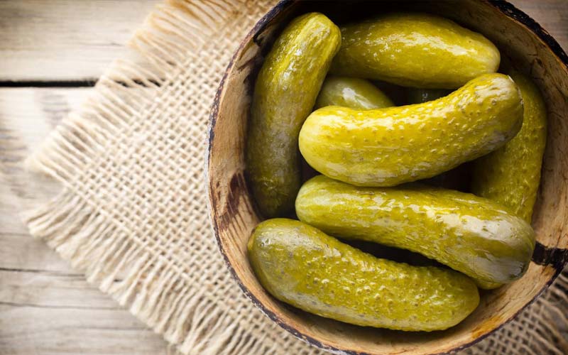 خیارشور در بازار تهران ؛ خوش عطر طعم شامل 5 ماده اولیه (خیار سیر سرکه سبزیجات آب)