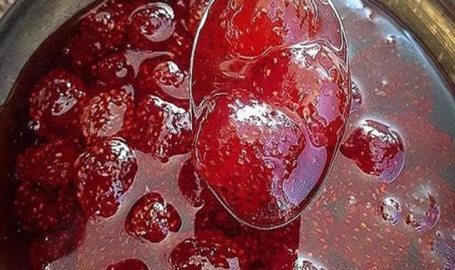 قیمت خرید مربای توت فرنگی رژیمی + طرز تهیه
