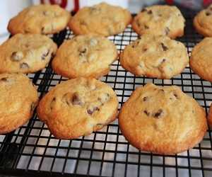 خرید شیرینی کشمشی خانگی ساده با قیمت استثنایی