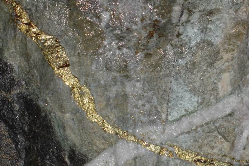 سنگ سیاه طلا دار سیلیس