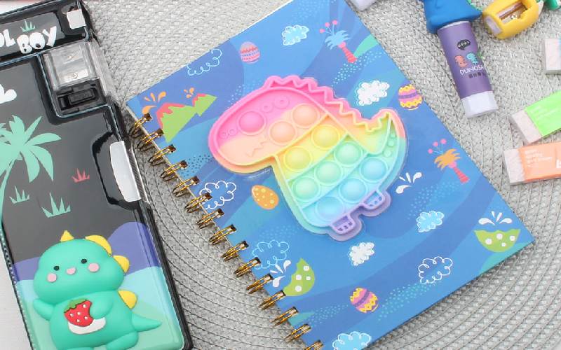 دفتر مشق ۵۰ برگ سیمی؛ جنس شیرازه (پلاستیک فلز) اندازه متفاوت